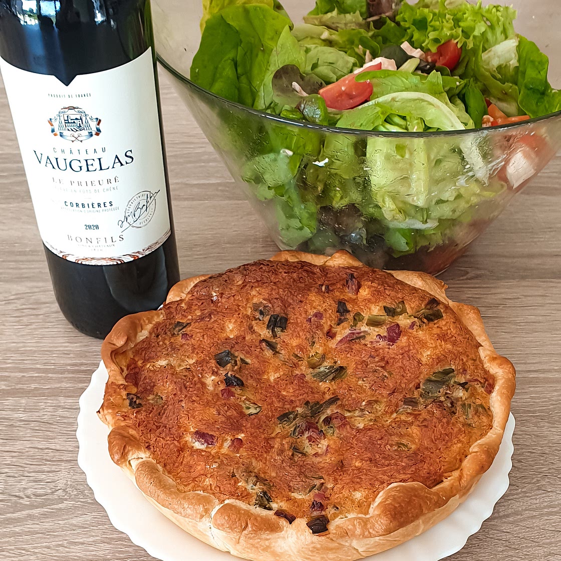 Quiche lardons poireaux accompagnée d'une salade fraiche