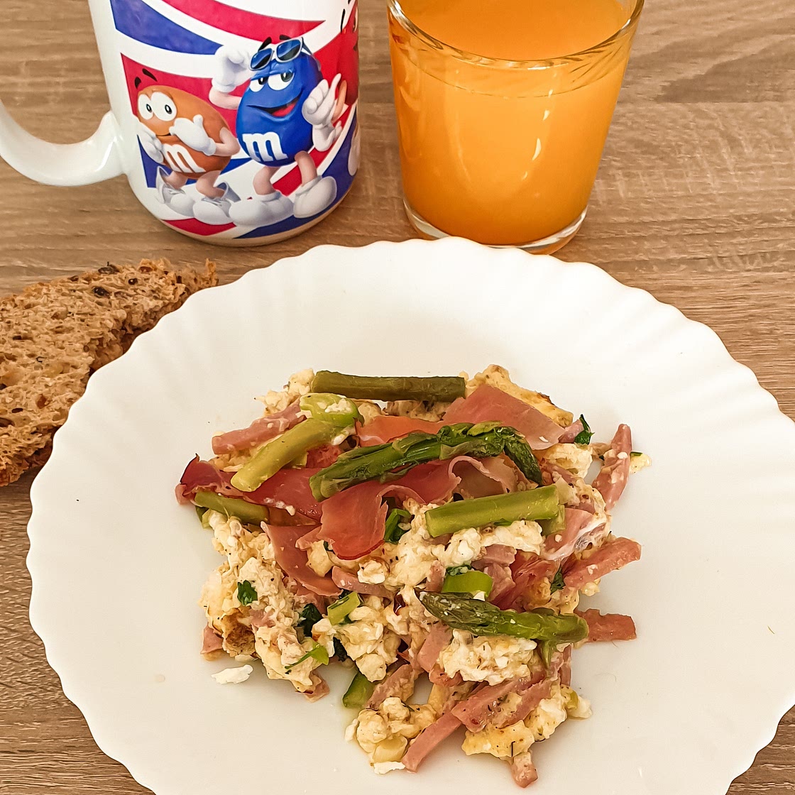 Œufs brouillés aux asperges et jambon