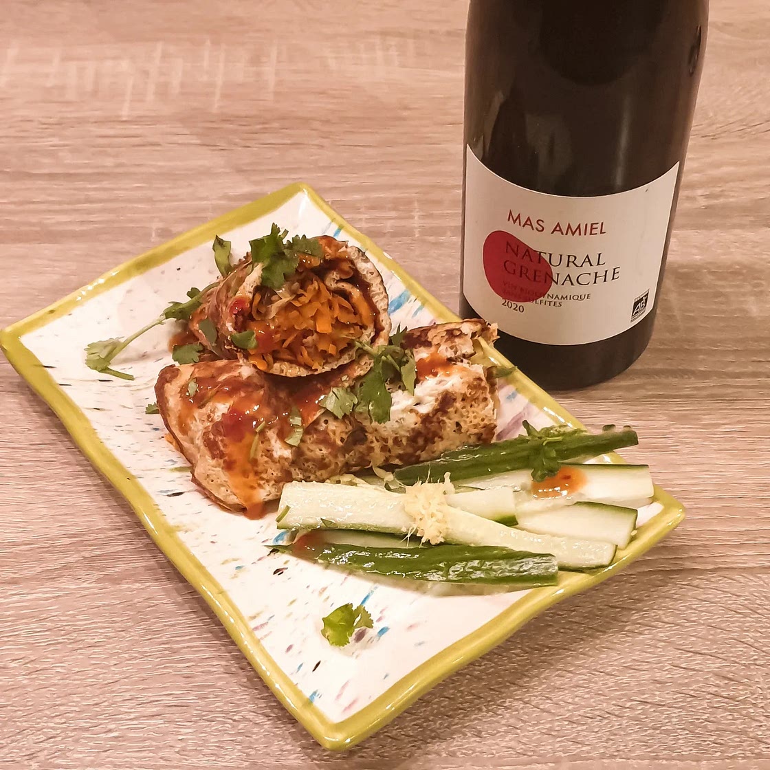 Wrap d'omelette au bœuf haché épicé à l'asiatique sauce soja