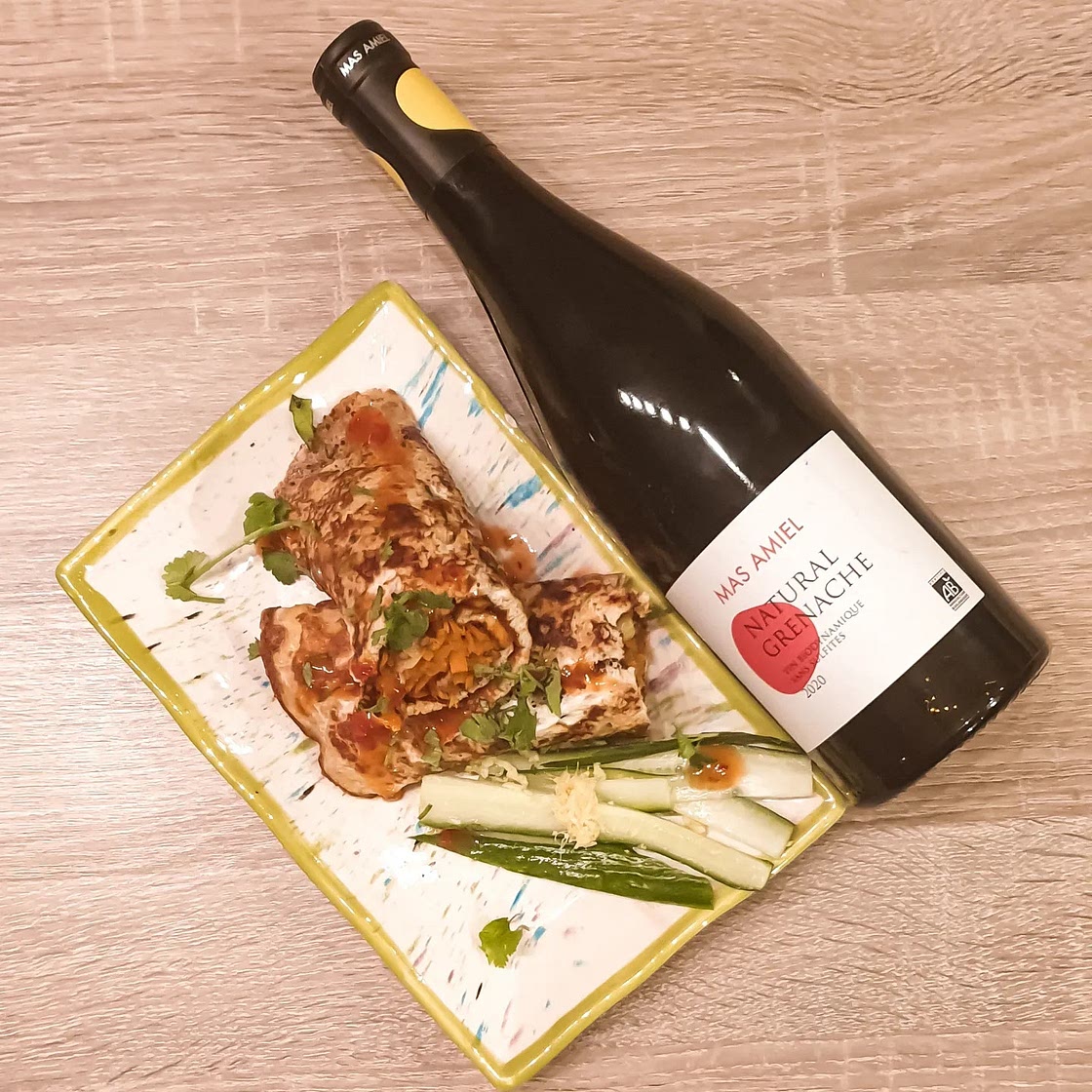 Wrap d'omelette au bœuf haché épicé à l'asiatique sauce soja