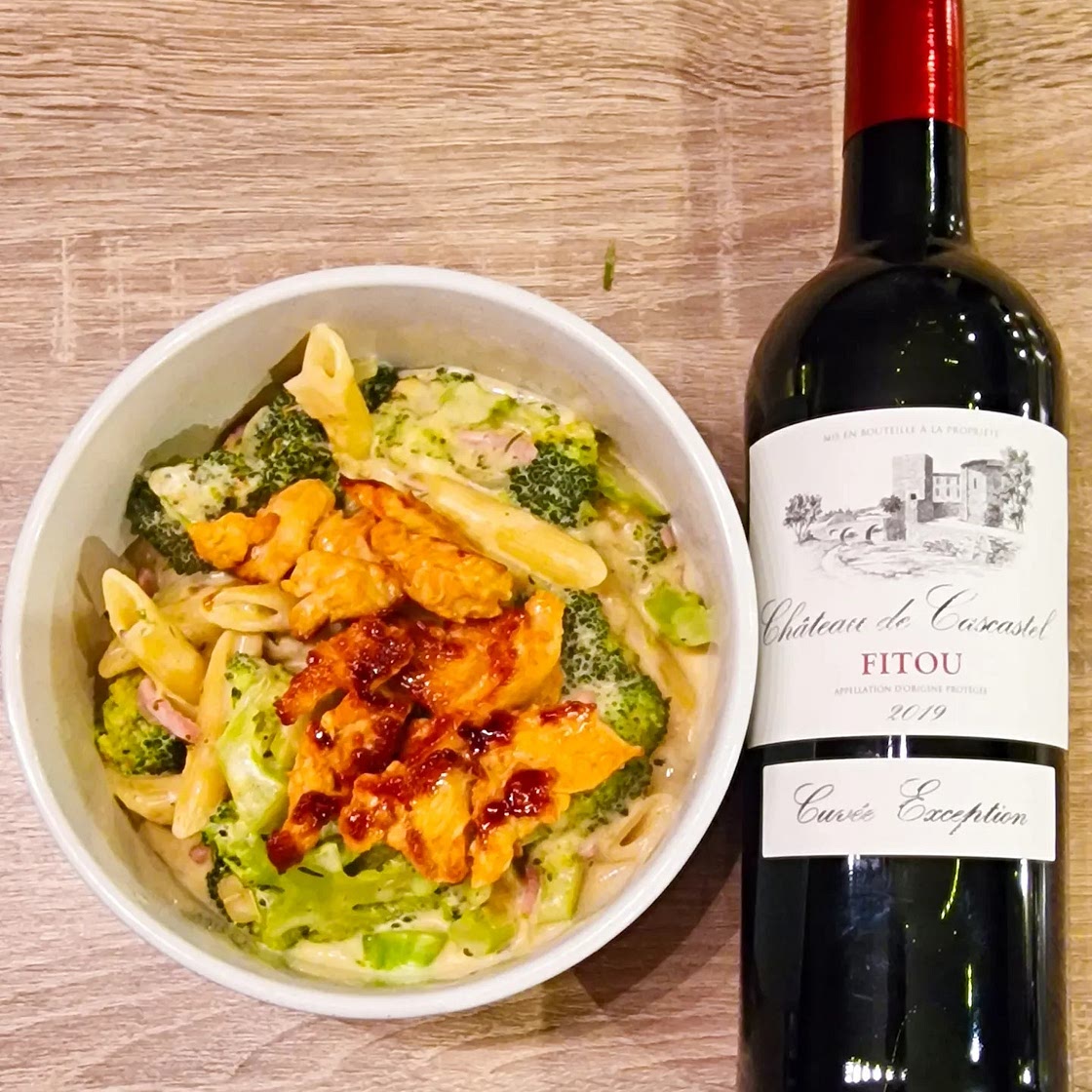 Pâtes à la casserole de poulet Alfredo avec brocoli et fromage râpé