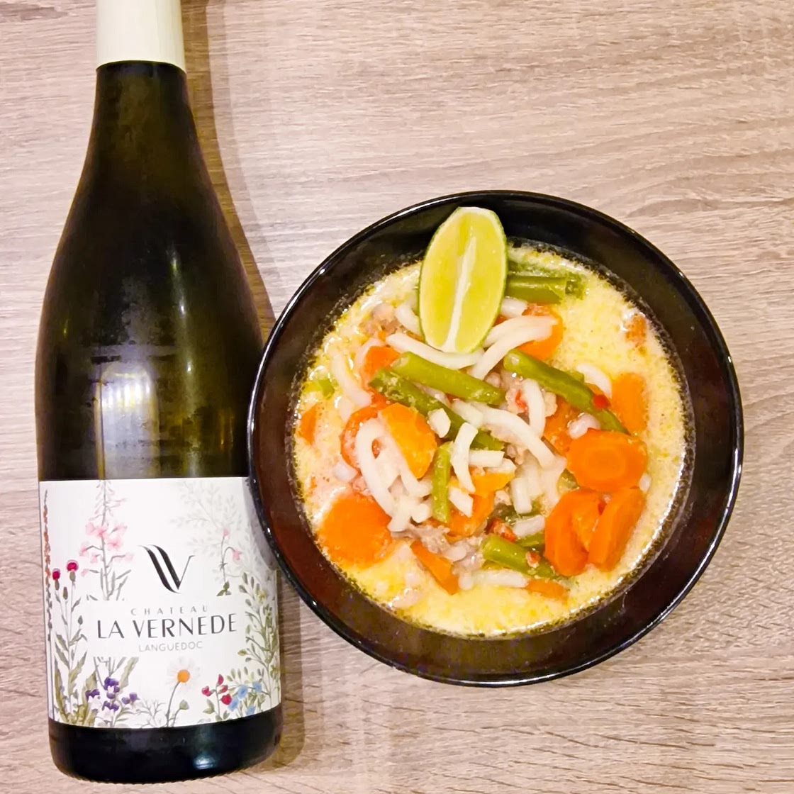 Soupe de nouilles au lait de coco, poulet et citronnelle fraîche