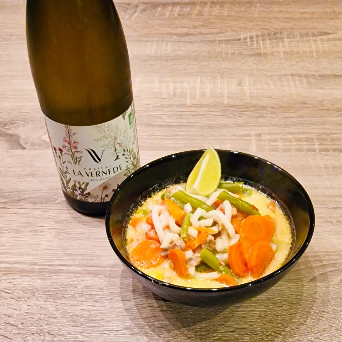 Soupe de nouilles au lait de coco, poulet et citronnelle fraîche