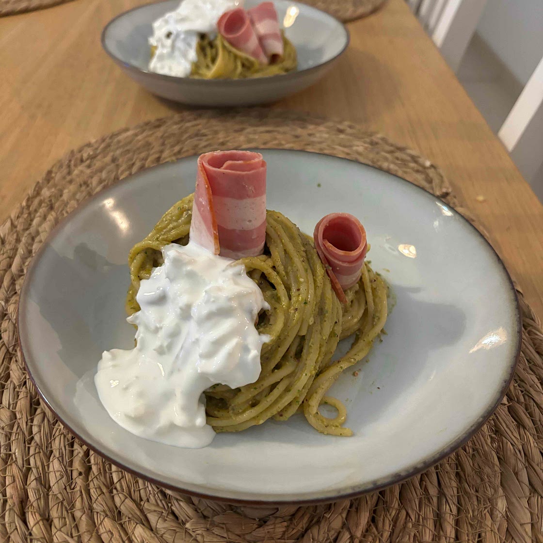 Spaghettis au pesto de pistaches et à la burrata