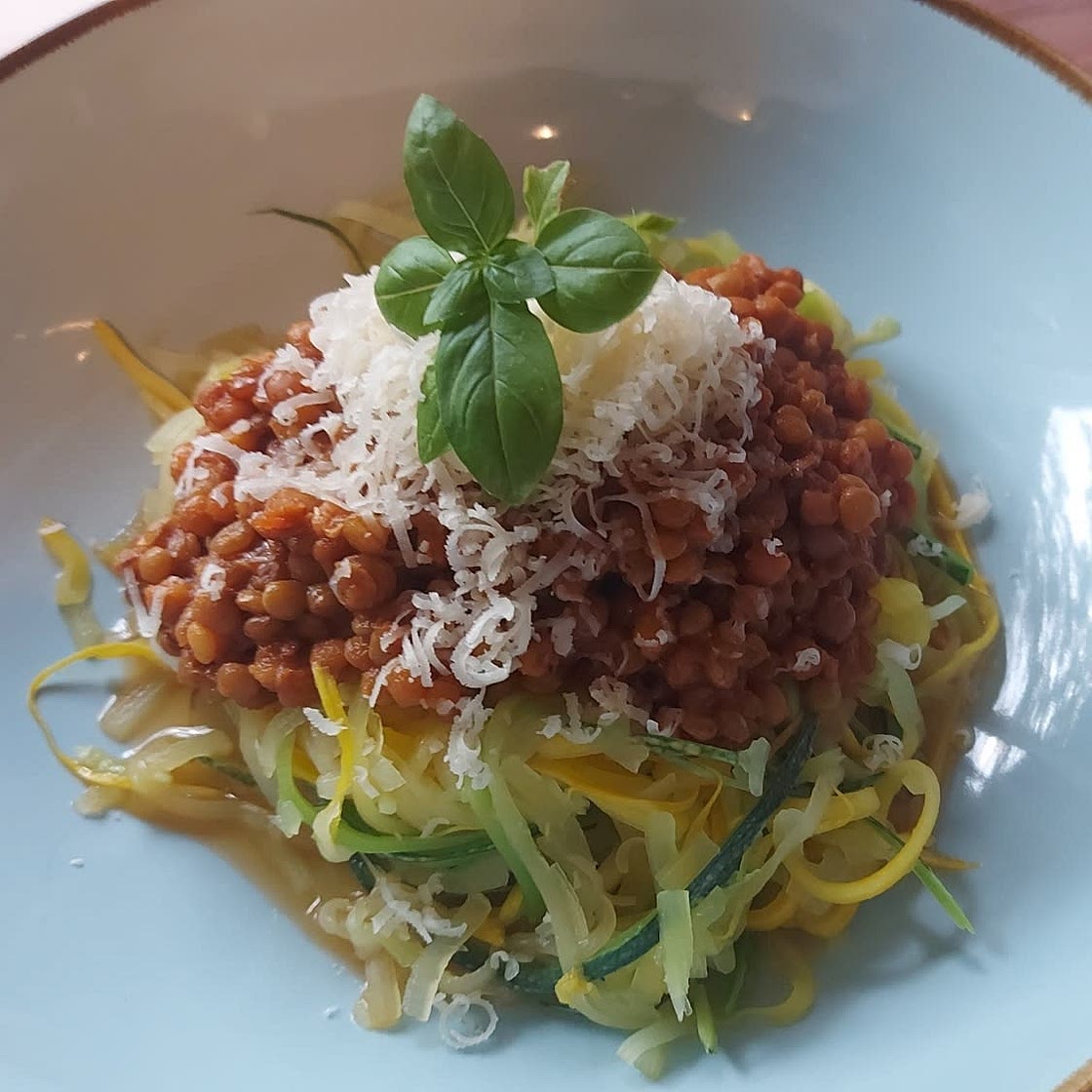 Zucchini-Nudeln mit Linsenbolognese