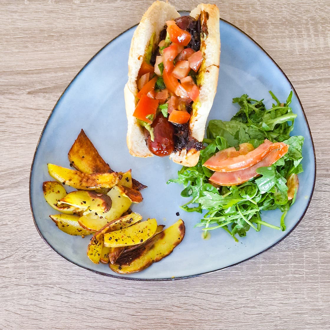 Hot-dog et garniture tomate-basilic