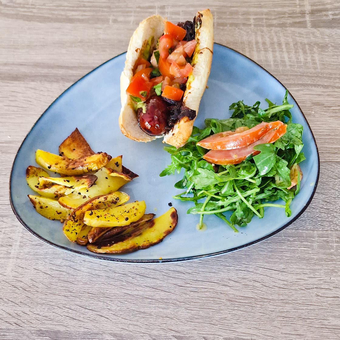 Hot-dog et garniture tomate-basilic