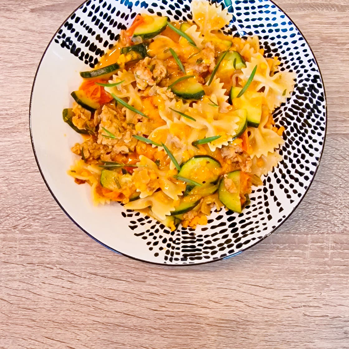 Farfalle au poulet haché en sauce crémeuse courgette
