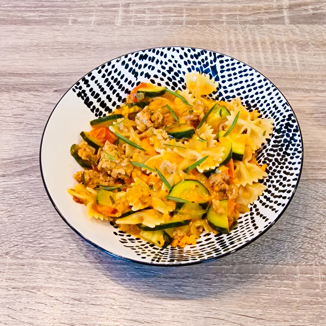Farfalle au poulet haché en sauce crémeuse courgette