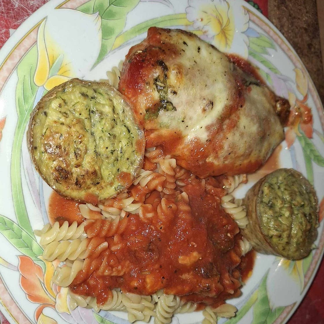 Poulet au parmesan, à la sauce tomate et au basilic
