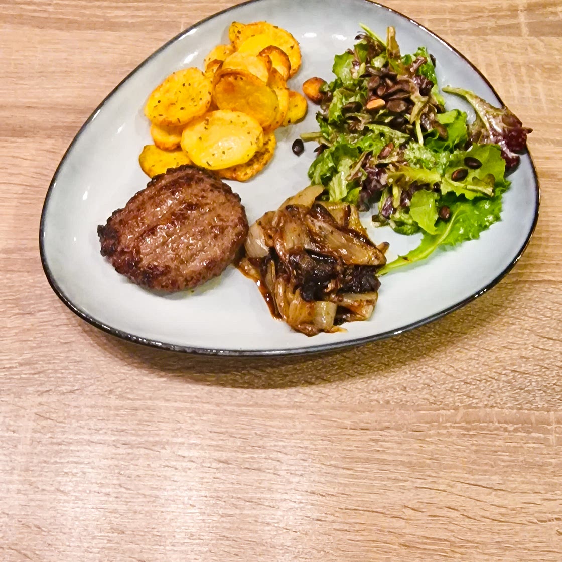 Burger de boeuf, chicons caramélisés, rondelles de pommes de terre