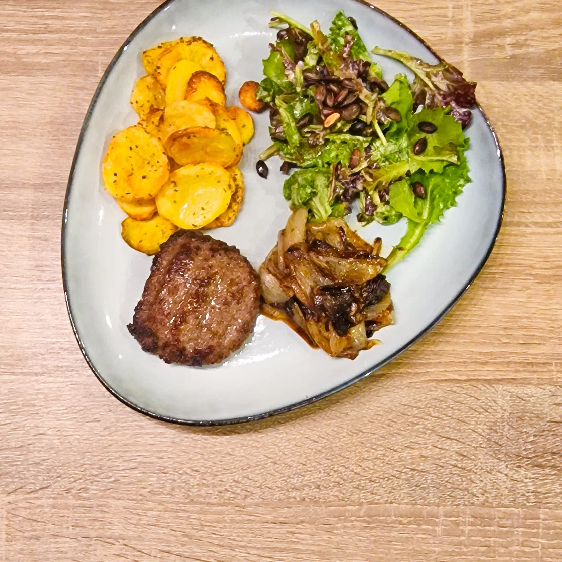 Burger de boeuf, chicons caramélisés, rondelles de pommes de terre