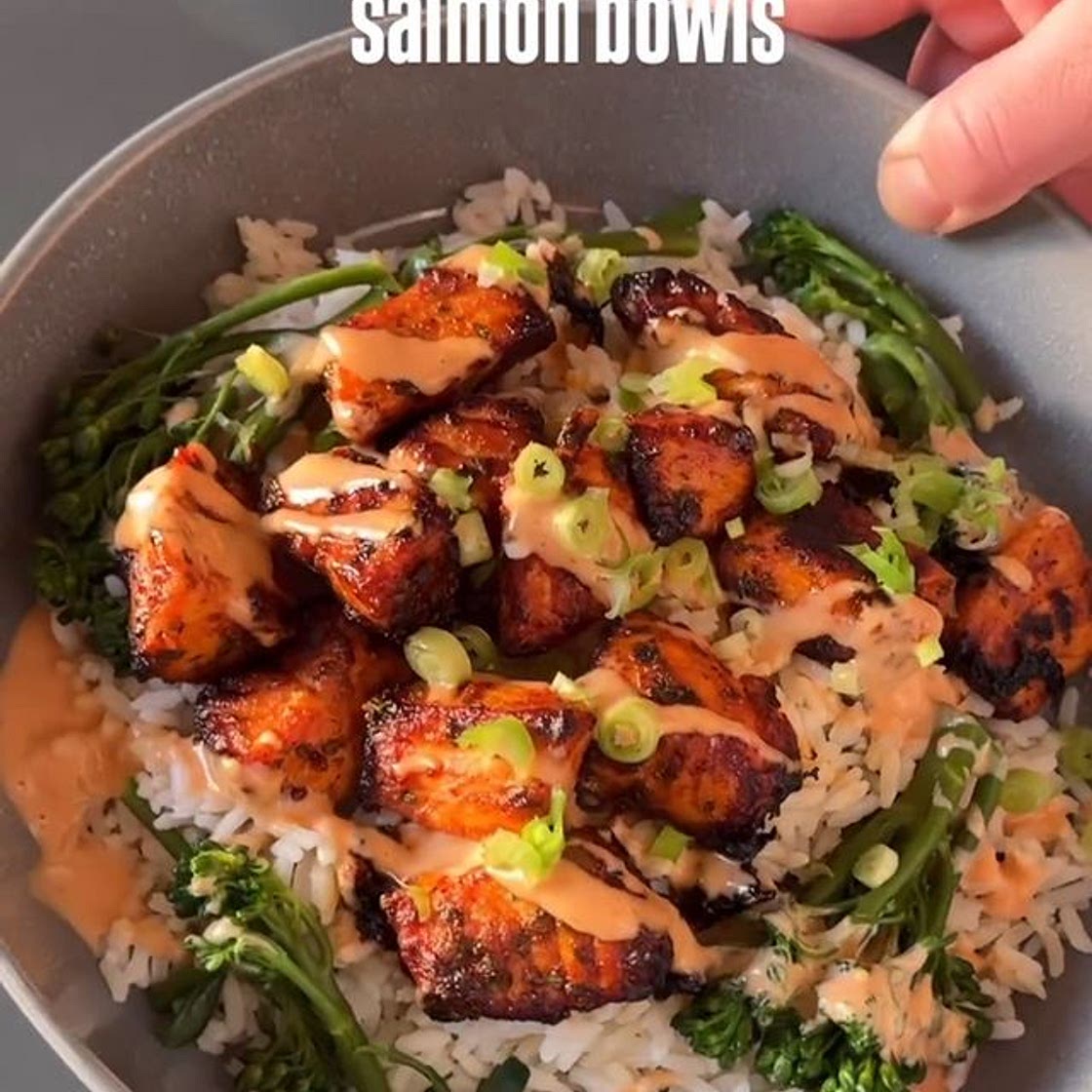 Honey sriracha salmon bowls 🤩