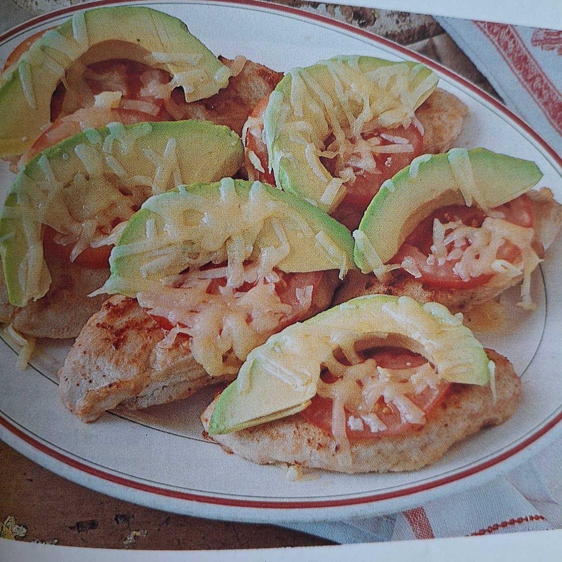 Chilikip met tomaten