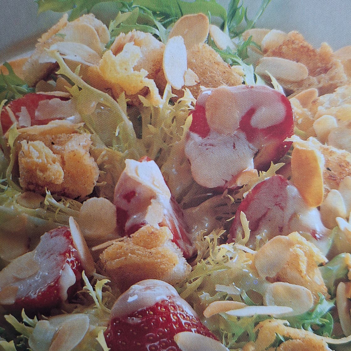 Salade met warme kaascroûtons en aardbeien