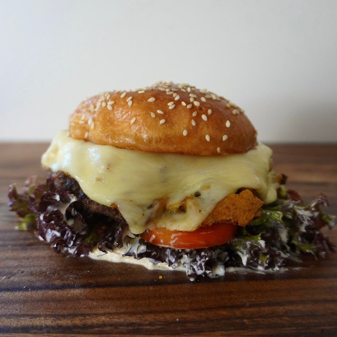 Käsiger Tortilla Chips burger