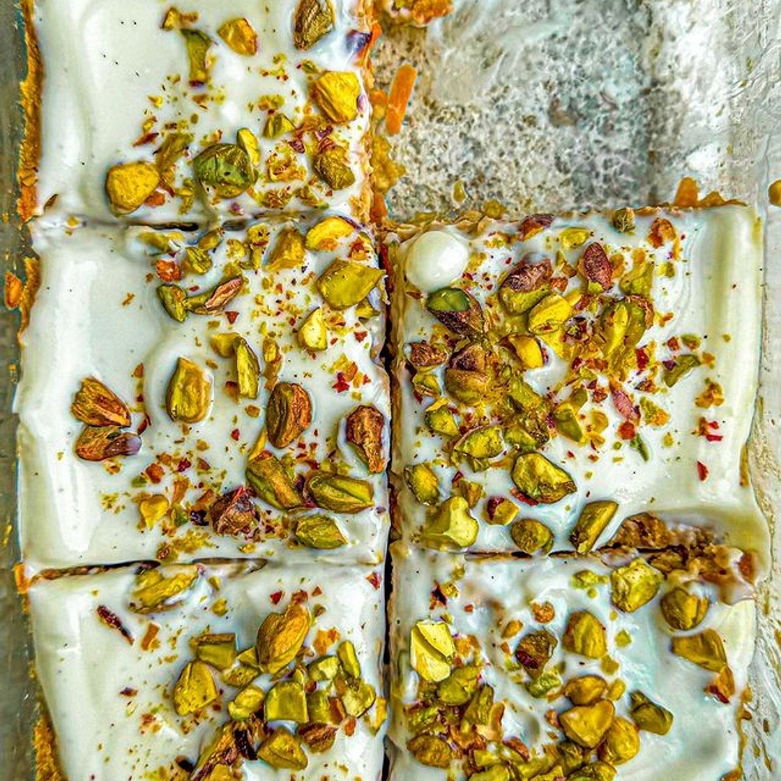 Topping vanilla yogurt and pistachios 