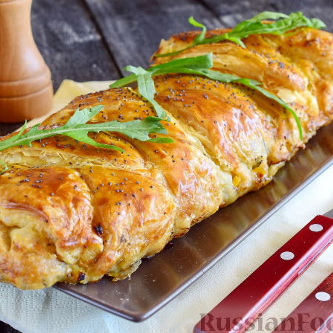 Пирог с луком, консервированной кукурузой и маком