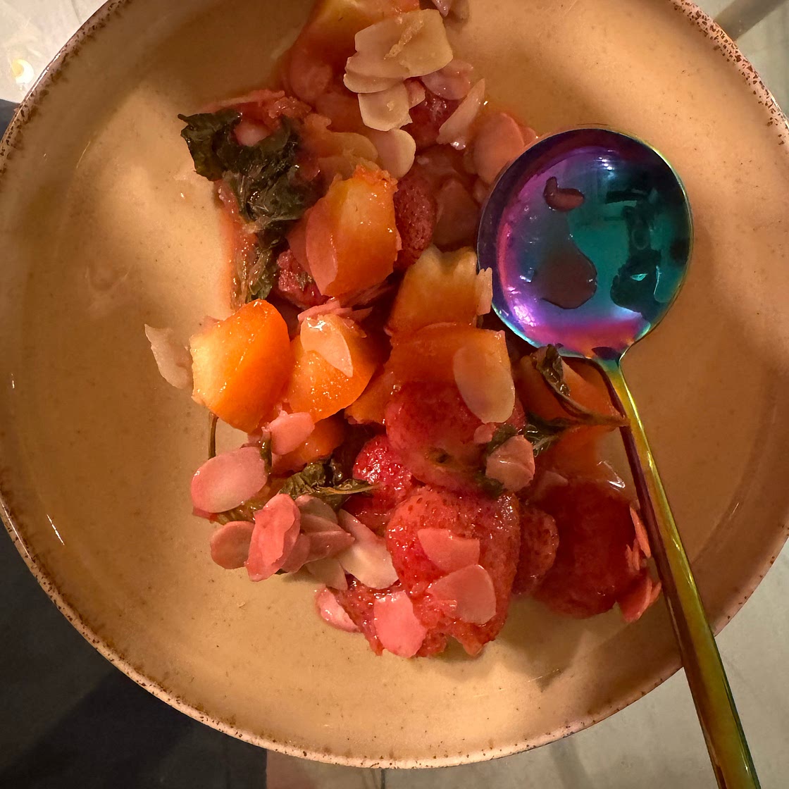 Fresas, manzanas y albahaca 