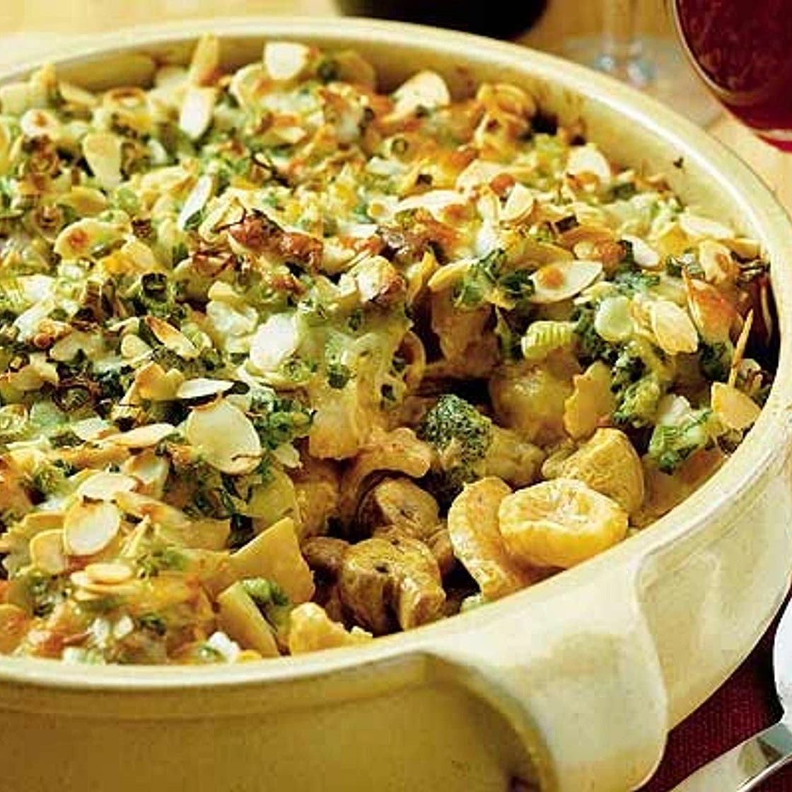 Chicken and broccoli pasta bake
