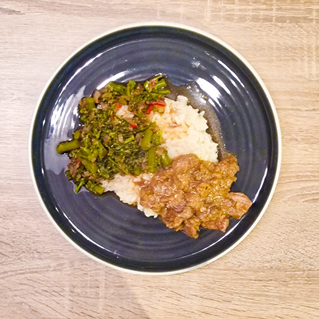 Rendang au bœuf et haricots épicés avec riz,