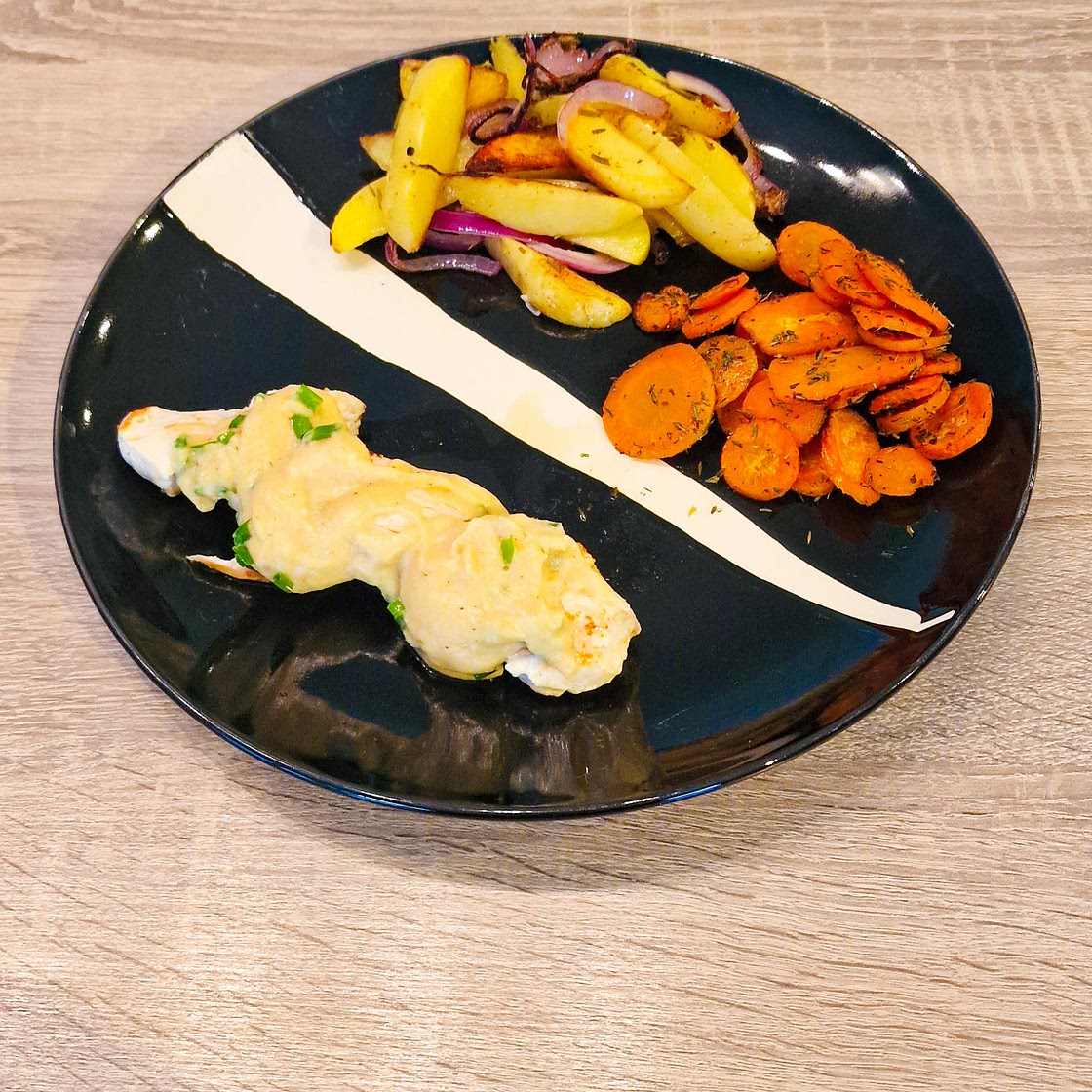 Filet de poulet à la crème de ciboulette avec quartiers de pommes de terre et carottes rôties