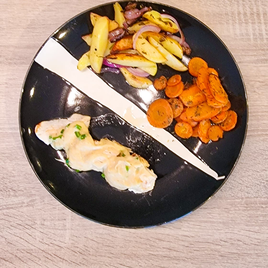 Filet de poulet à la crème de ciboulette avec quartiers de pommes de terre et carottes rôties