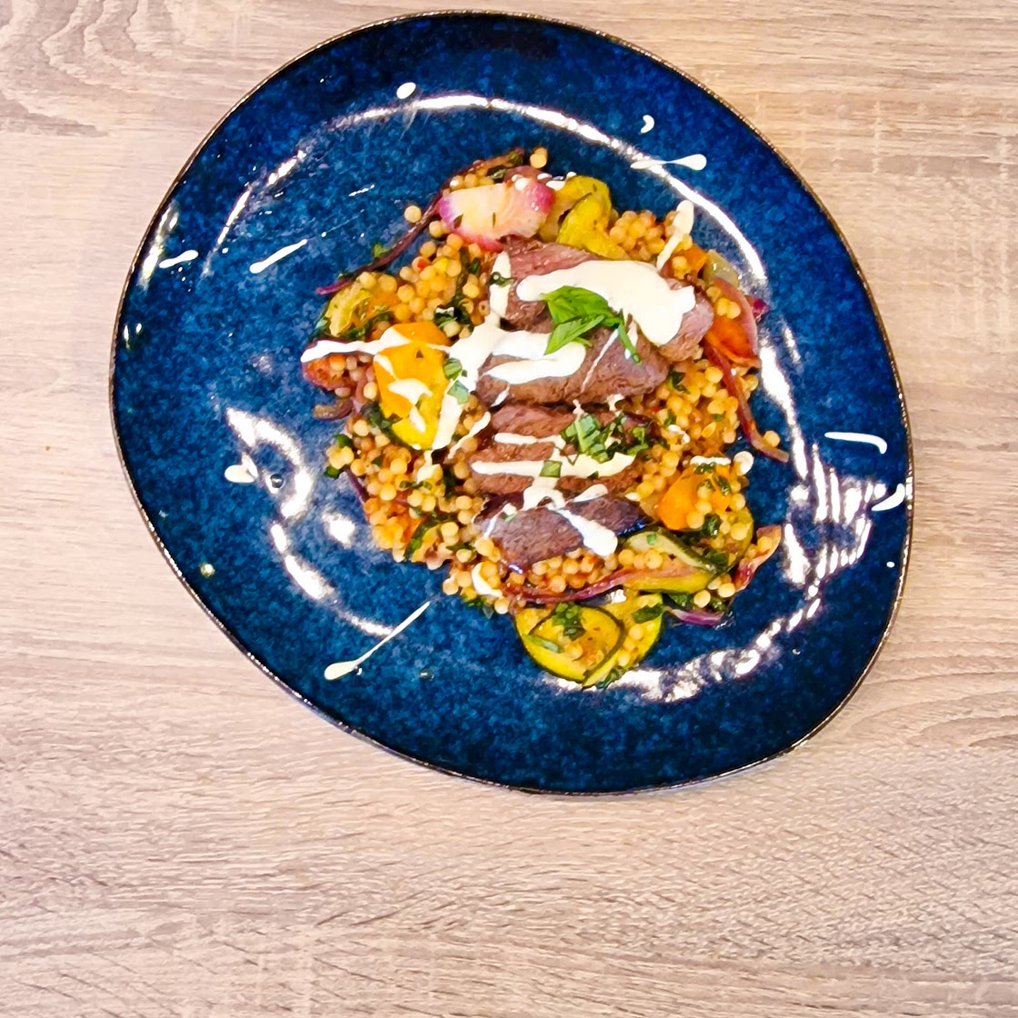Steak, mayo au citron et basilic accompagné de couscous perlé relevé, courgette et épices siciliennes