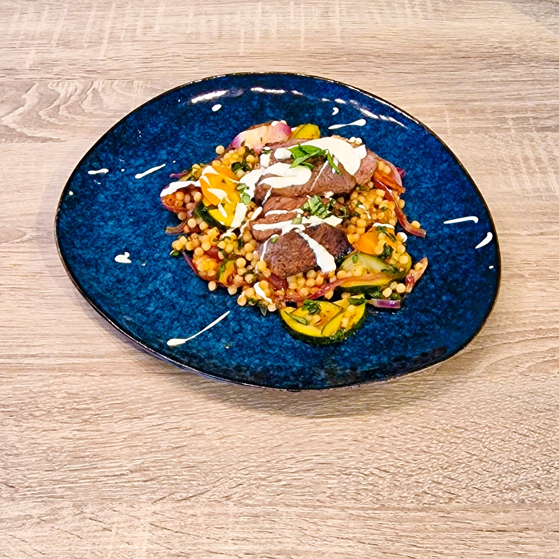 Steak, mayo au citron et basilic accompagné de couscous perlé relevé, courgette et épices siciliennes