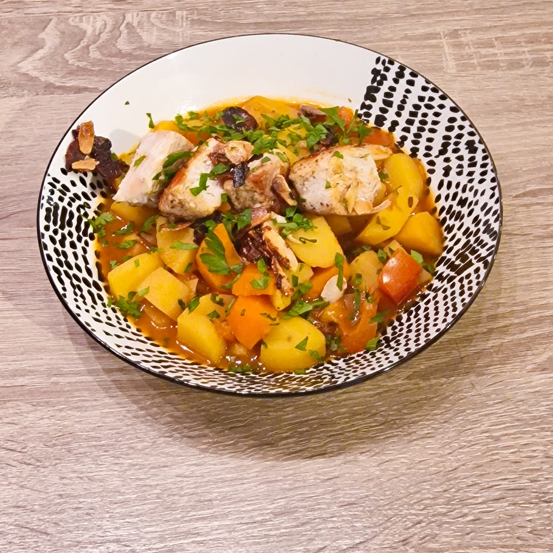 Mijoté de légumes doux & épicé et filet de poulet préparé avec des pommes de terre,