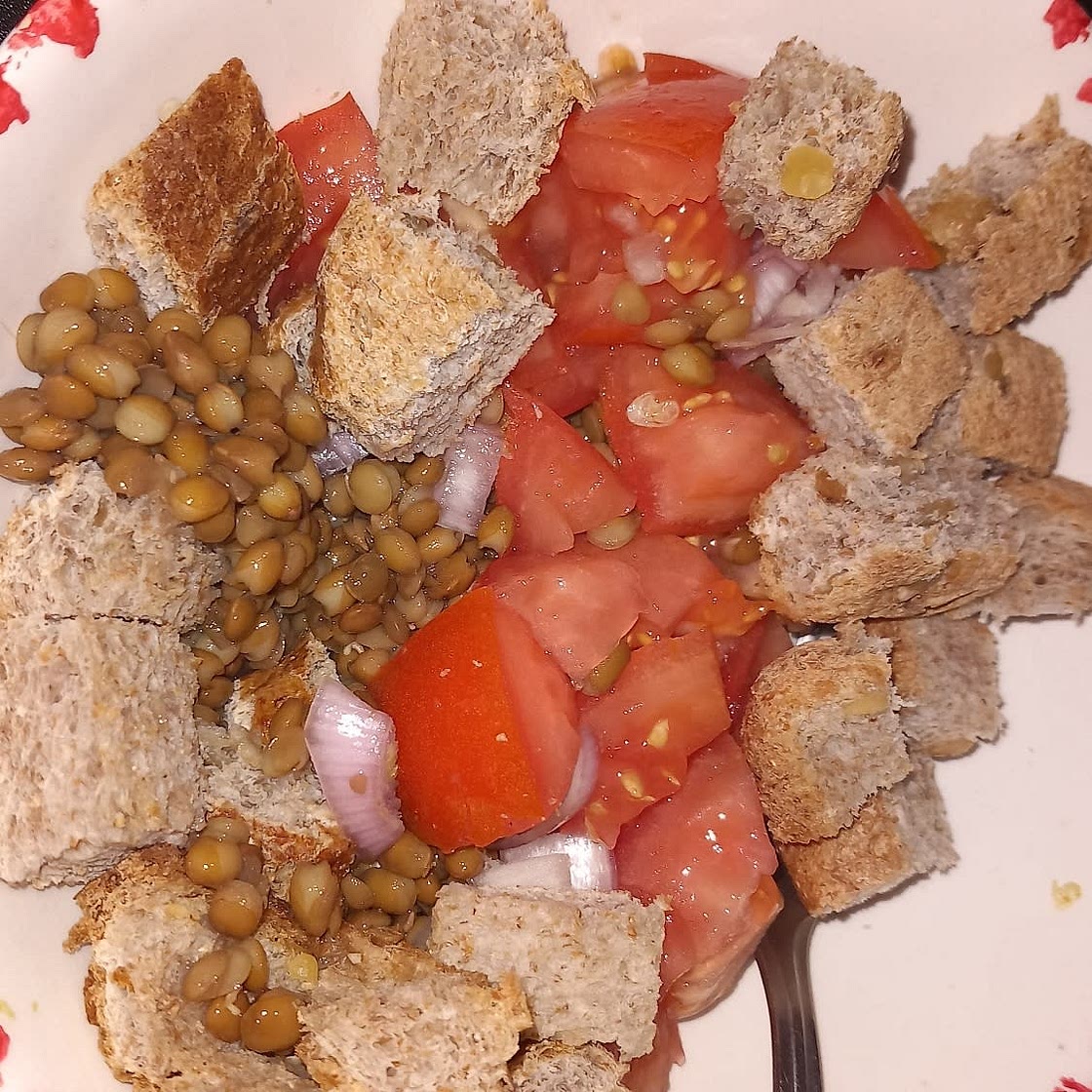 Insalata di lenticchie pomodori e cipollotti