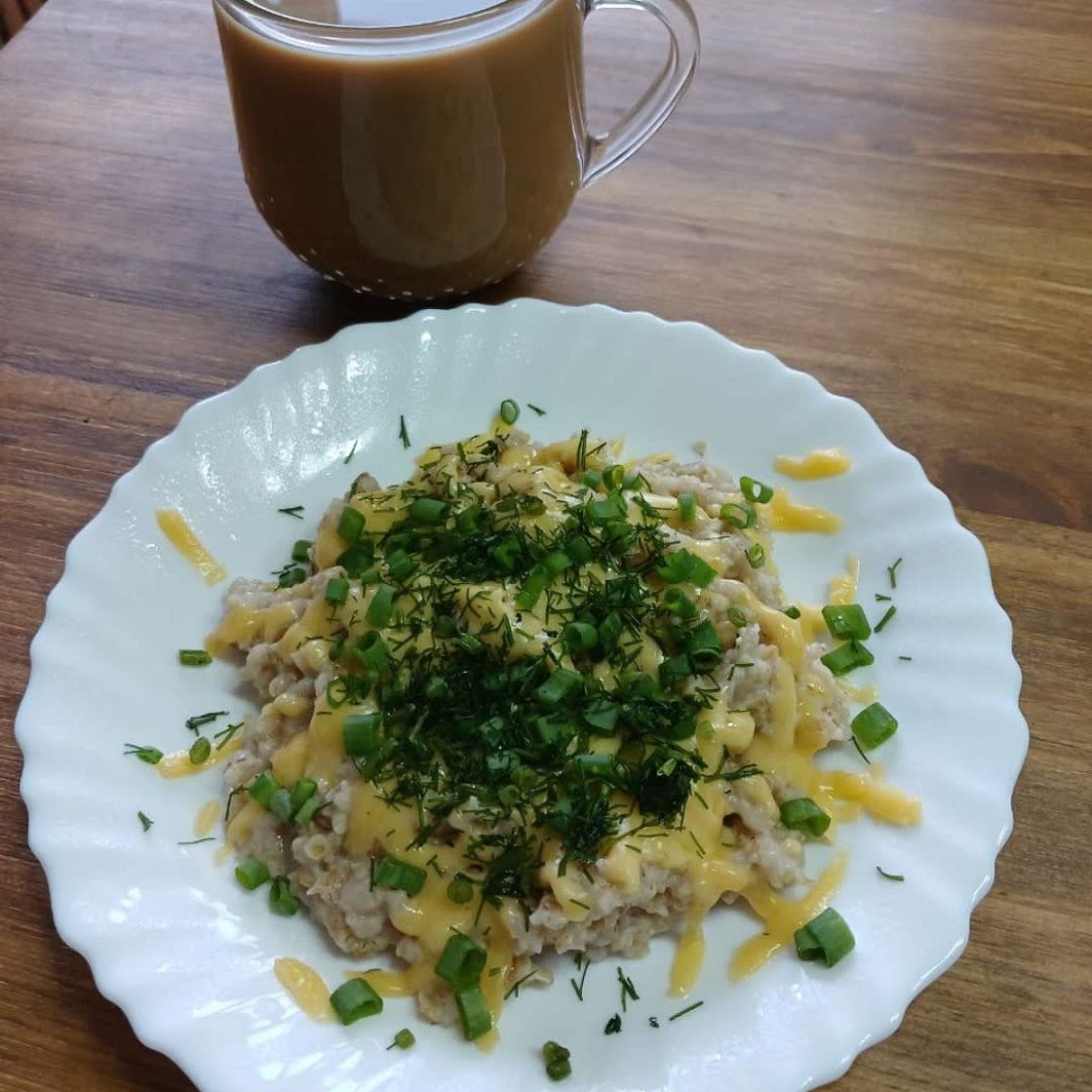Овсянка с зеленью и сыром.