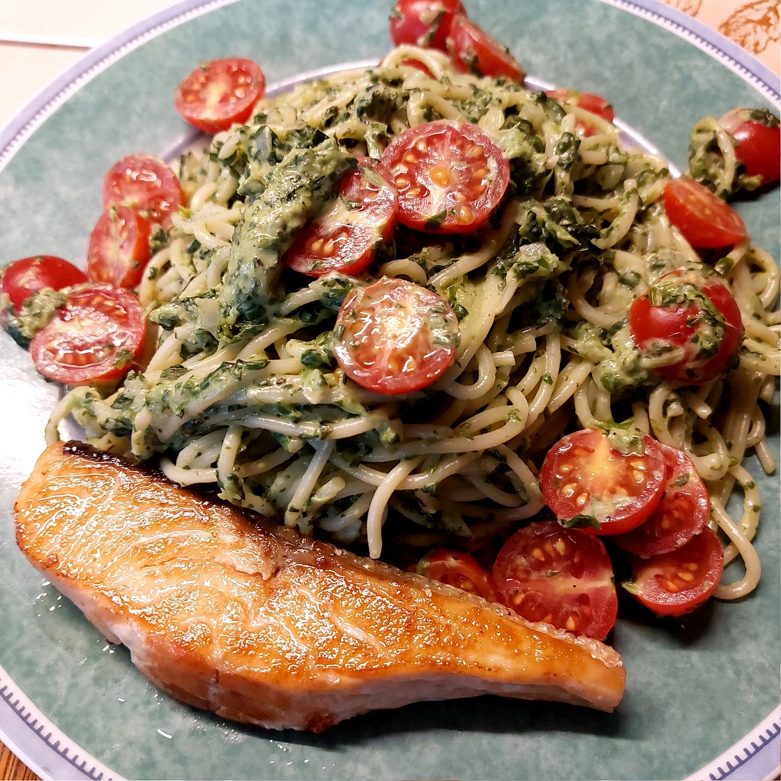 Pasta mit Rahmspinat-Frischkäse-Sauce und Tomaten