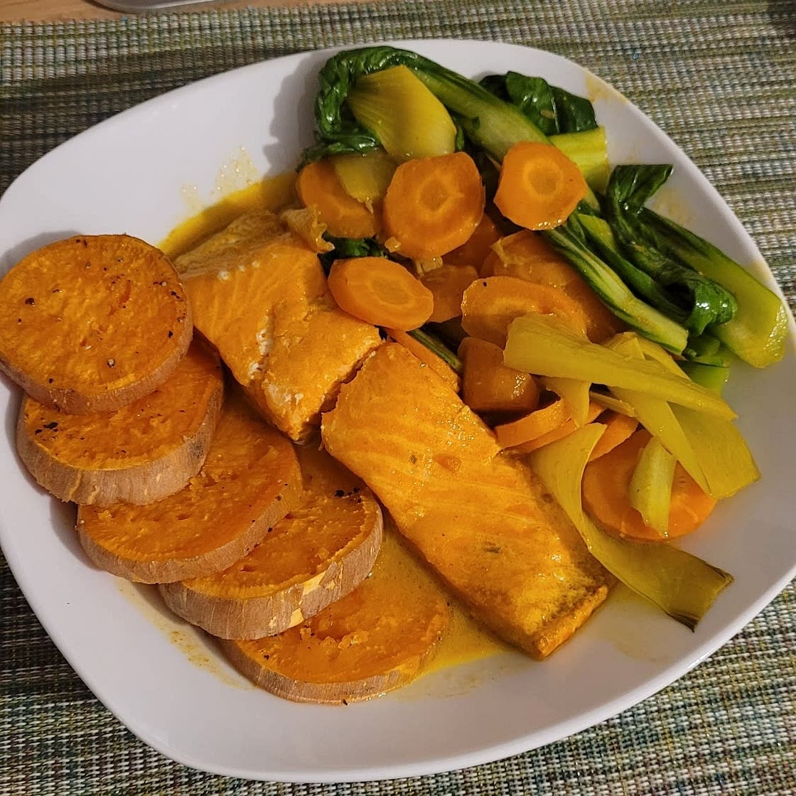 Lachs aus dem Ofen mit Kokos-Curry-Gemüse Nur 10 Minuten aktive Kochzeit
