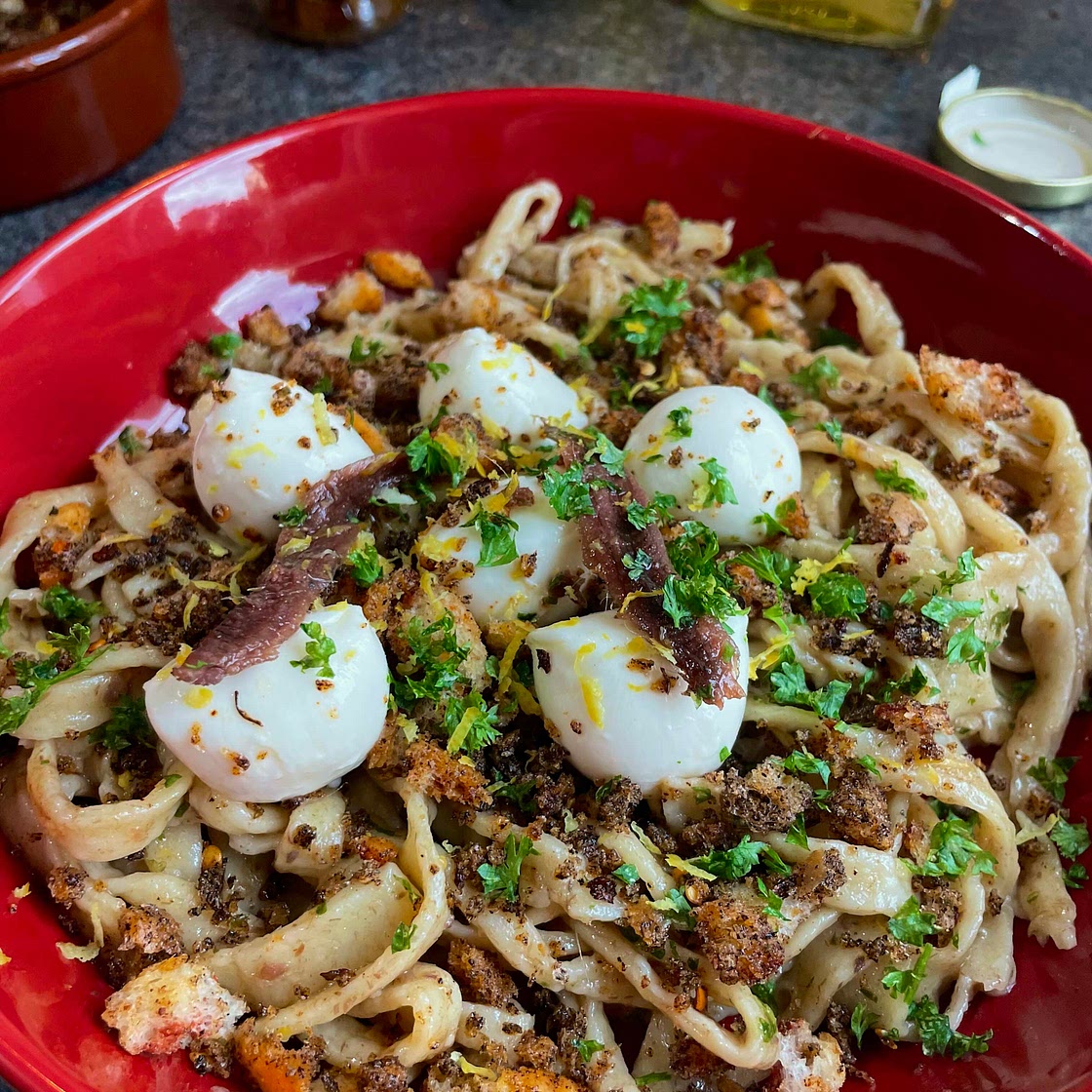Chilli, garlic, lemon & anchovy pasta 🌶️🧄🌱