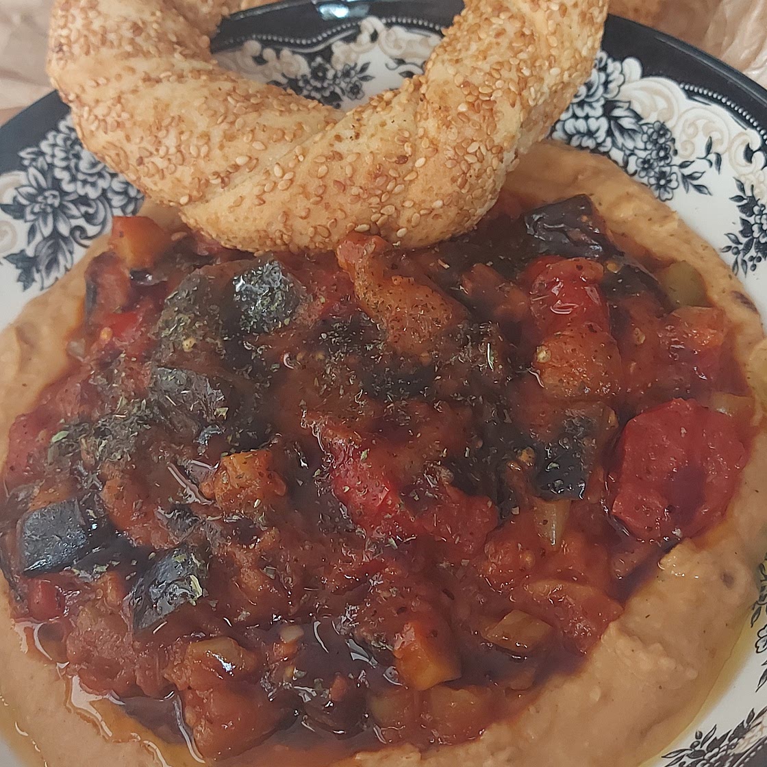 Auberginenpfanne auf Bohnenmus