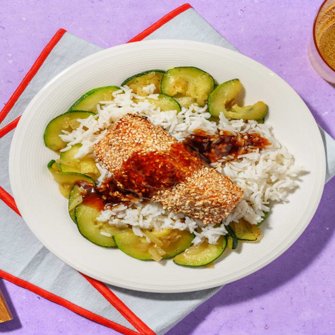 Saumon grillé en croûte de sésame & courgette avec du riz & une sauce asiatique sucrée