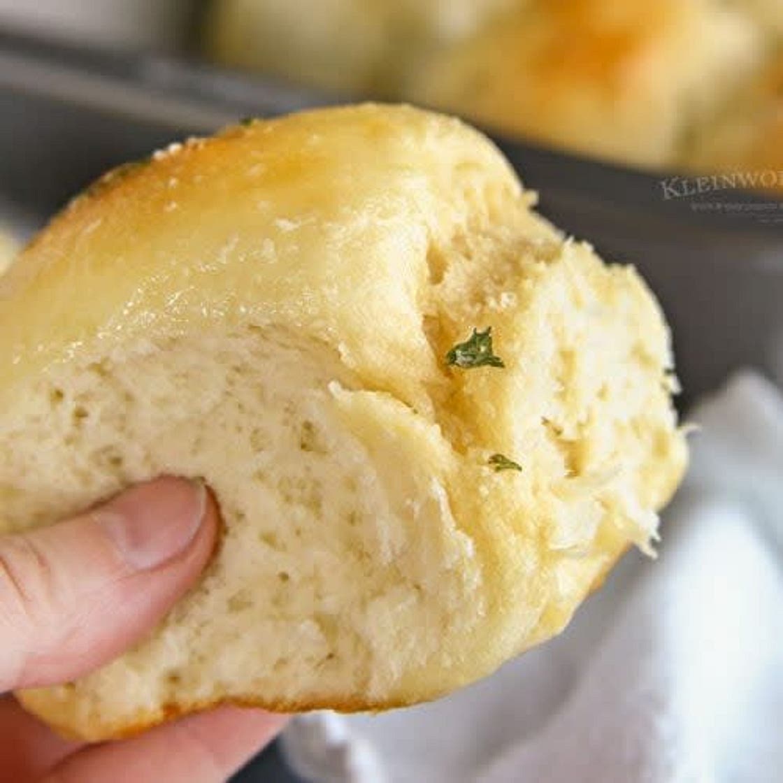 30-Minute Garlic Parmesan Dinner Rolls