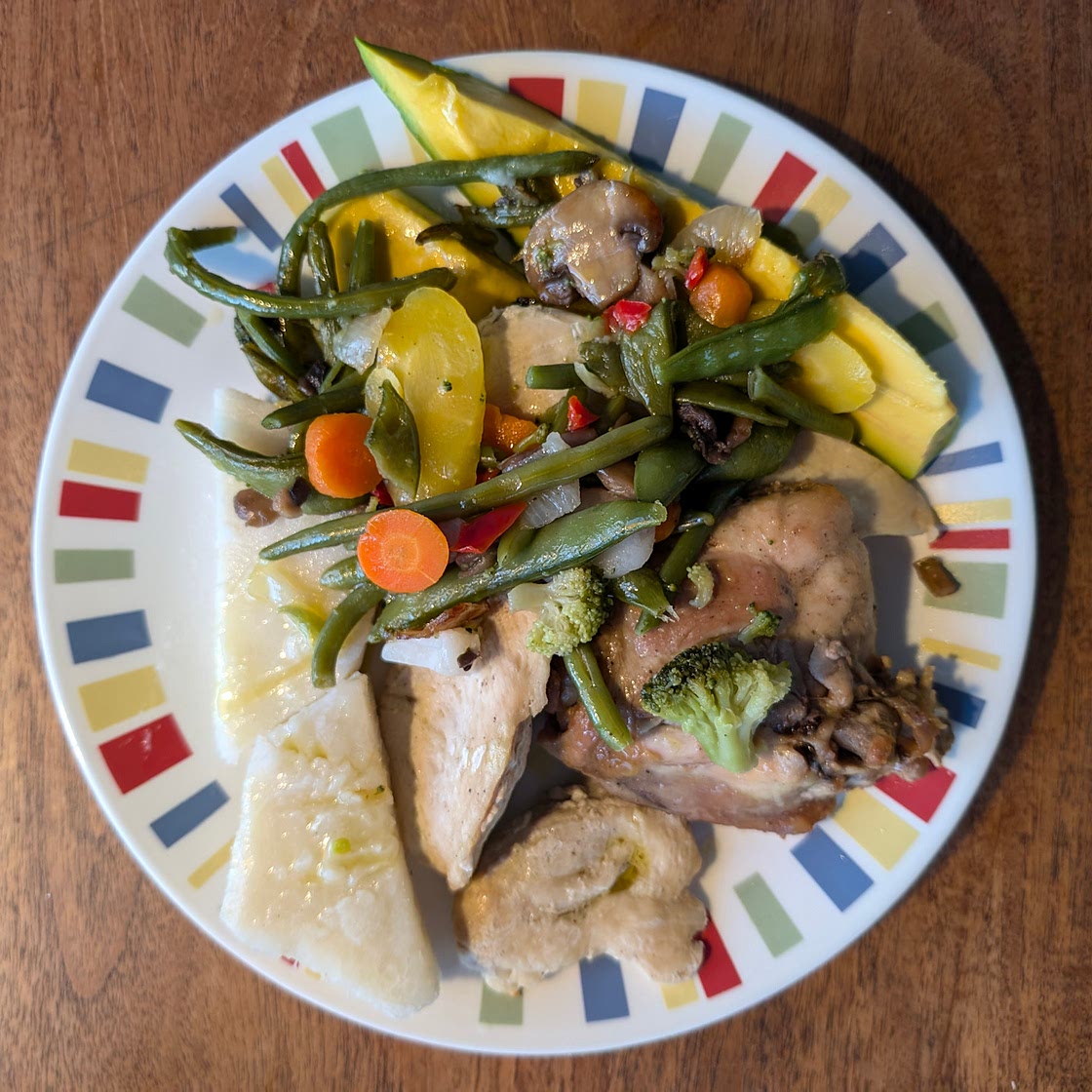 Chicken thigh and olive oil with avocado, stir fried vegetables, and yautía