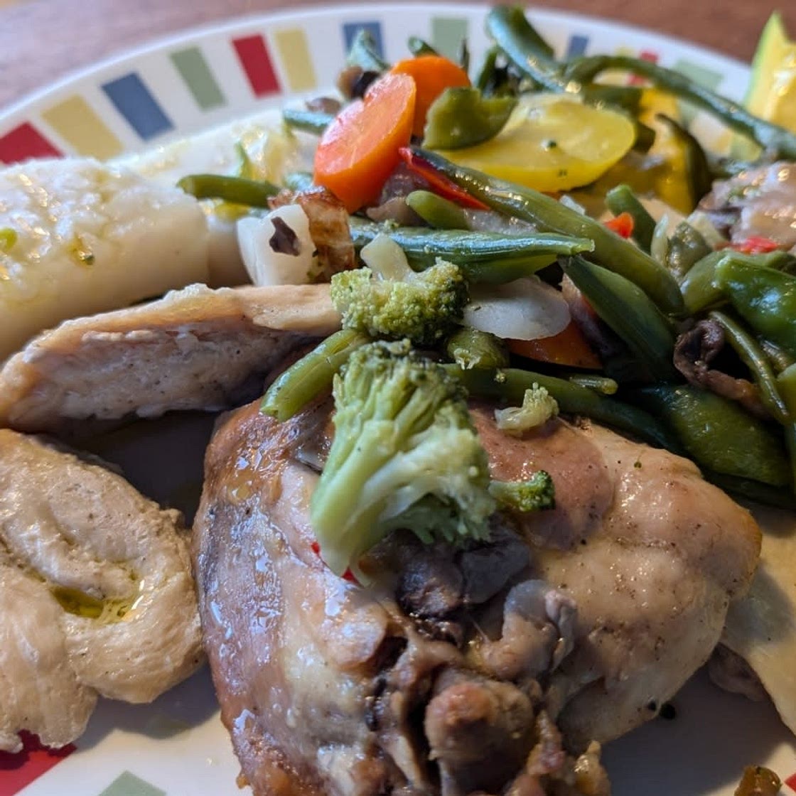 Chicken thigh and olive oil with avocado, stir fried vegetables, and yautía