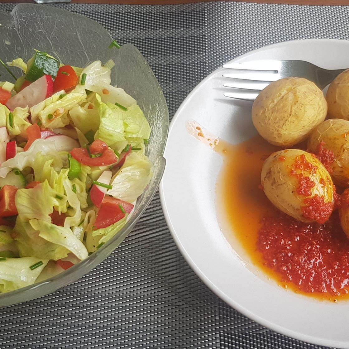 Kartoffeln in Salzkruste mit Mojo & Salat