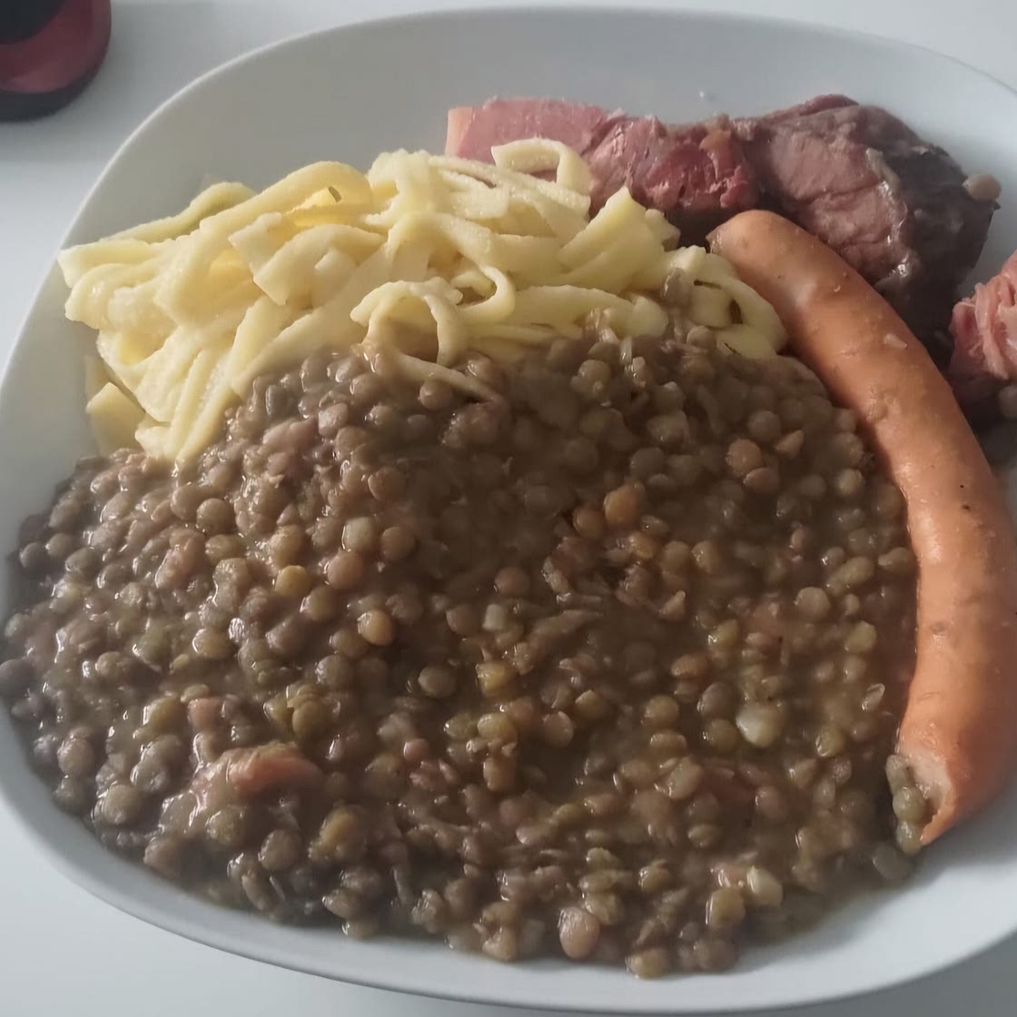 Linsen mit Spätzle und Saitenwürstle