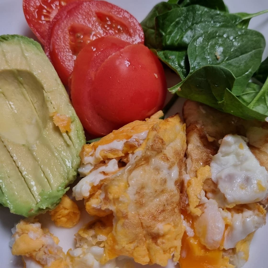 Simple low-carb breakfast with fried eggs and veggies