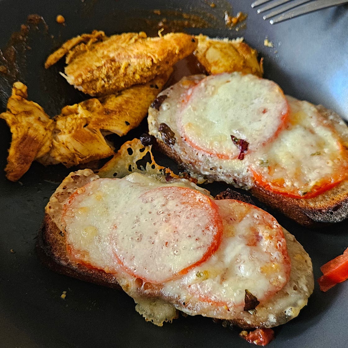 Bruschetta et poulet mariné roti