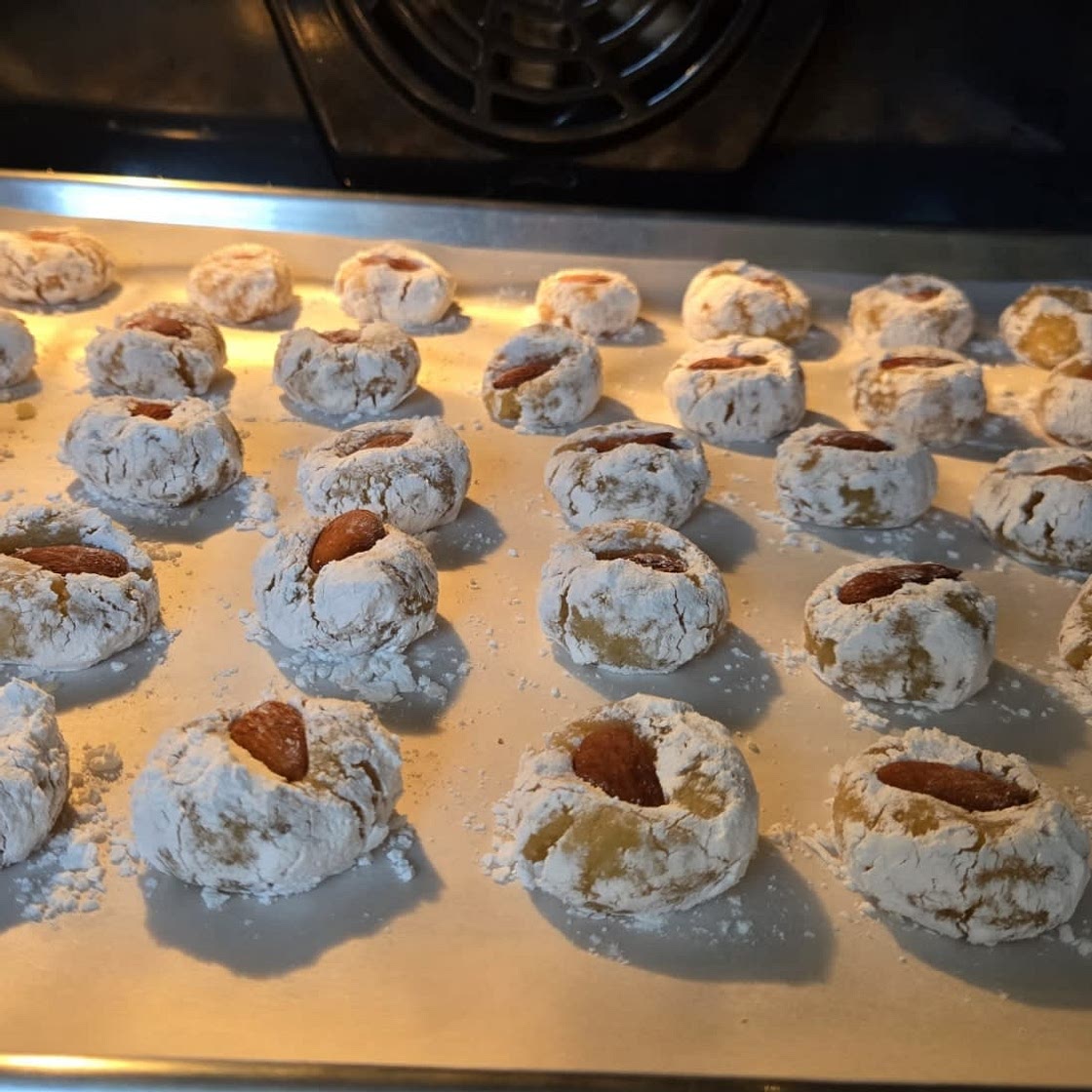 4 Ingredient Amaretti cookies — without the Amaretto but just as good. Possibly one of my favourite cookie recipe in the world. I love it more than a chocolate chip, more than oatmeal cookies, more than gingerbread cookies and more than sugar cookies. They