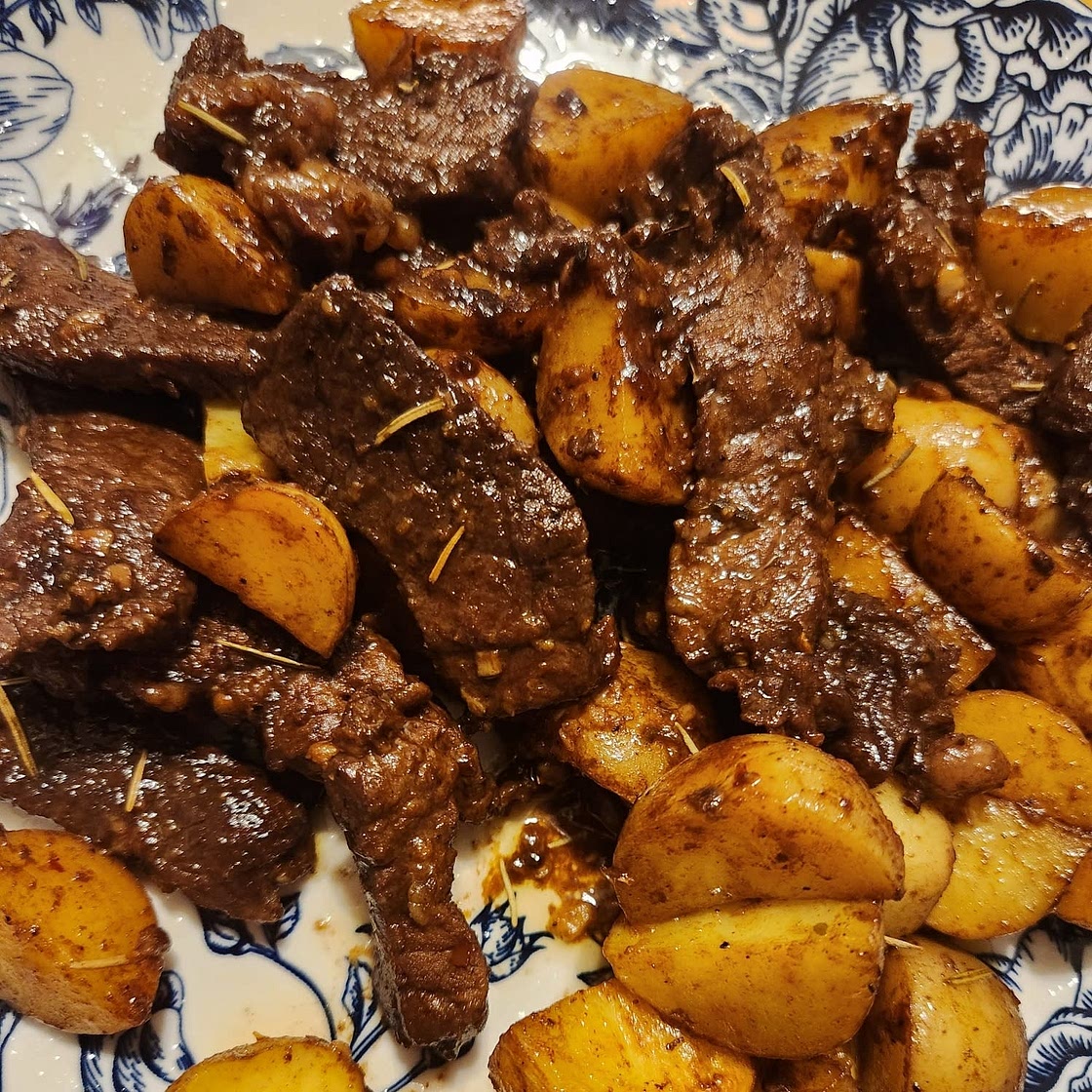 Garlic Butter Steak and Potatoes Skillet