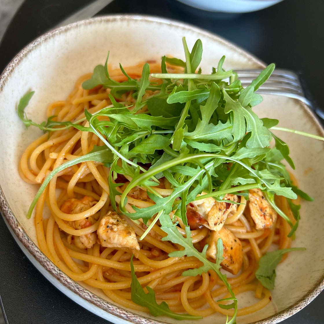 Makaron z suszonymi pomidorami i kurczakiem