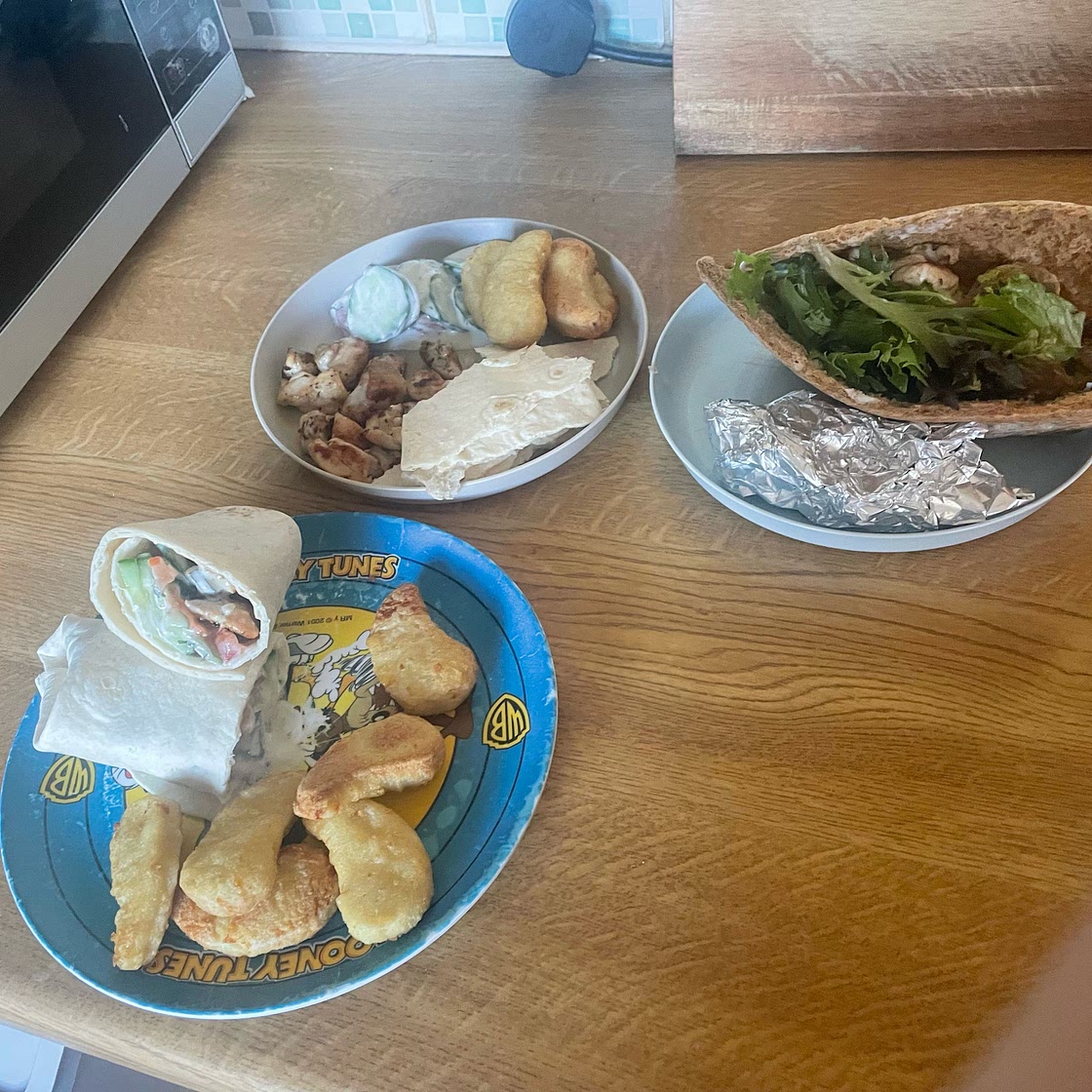 Greek-style chicken pittas