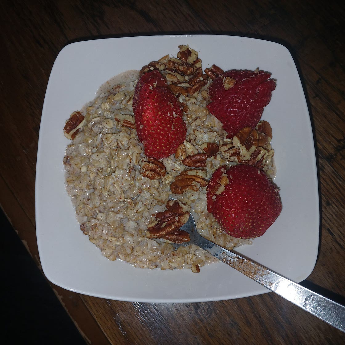 Oatmeal with strawberries and pecans