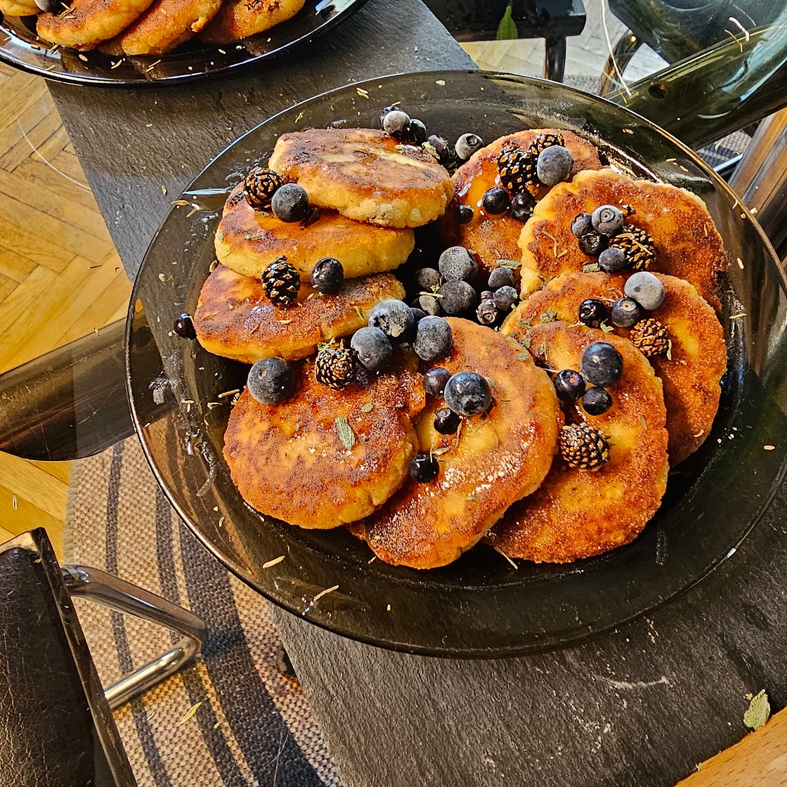 Russian cheese pancakes (Syrniki)
